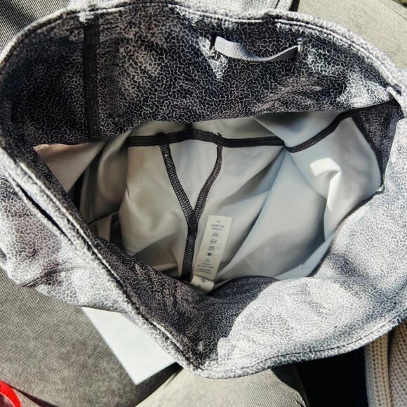 ❤️ Lululemon Fast & free crop 19” Size 4, black/white leaves prints G76 - Picture 9 of 9